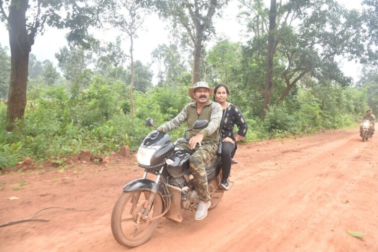 बाइक पर सवार होकर कलेक्टर प्रतिष्ठा ममगाईं पहुंची सुदूर वनांचल गांव, शासकीय योजनाओं के क्रियान्वयन की ली जानकारी