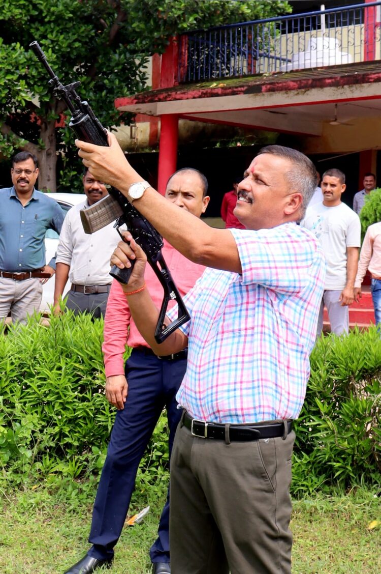 SP धर्मेन्द्र सिंह ने विजयादशमी पर्व पर शस्त्र पूजन कर किया हर्ष फायर