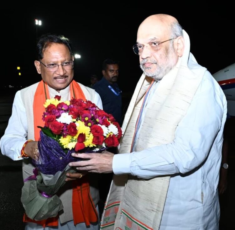 गृहमंत्री अमित शाह पहुंचे रायपुर, मुख्यमंत्री विष्णुदेव साय ने स्वामी विवेकानंद विमानतल पर किया आत्मीय स्वागत