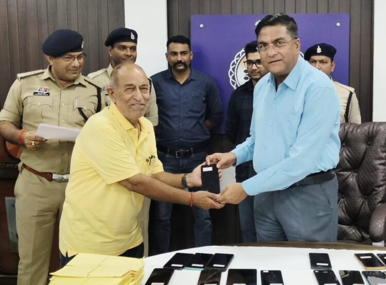 SSP विजय अग्रवाल ने 201 नग गुम मोबाईल को उनके मालिकों को सुपुर्द किया