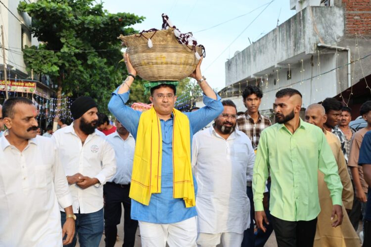 समाजसेवी इंद्रजीत सिंह ने विभिन्न छठ घाटों का भ्रमण कर श्रद्धालुओं से मुलाकात की