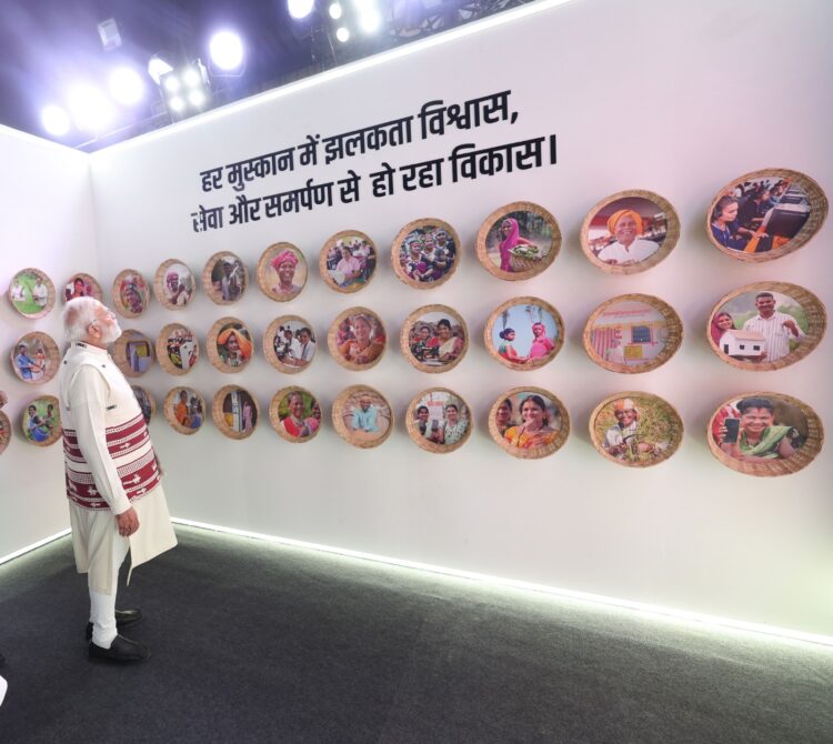 प्रधानमंत्री नरेंद्र मोदी ने राज्योत्सव स्थल पर विभिन्न विभागों द्वारा आयोजित प्रदर्शनी का किया शुभारंभ