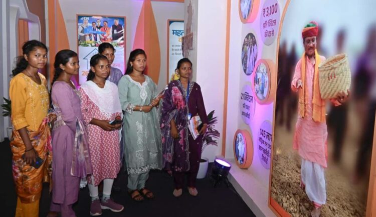 राज्योत्सव प्रदर्शनी में विद्यार्थियों ने देखा छत्तीसगढ़ का विकास सफर, छत्तीसगढ़ अंजोर विज़न 2047 की सराहना