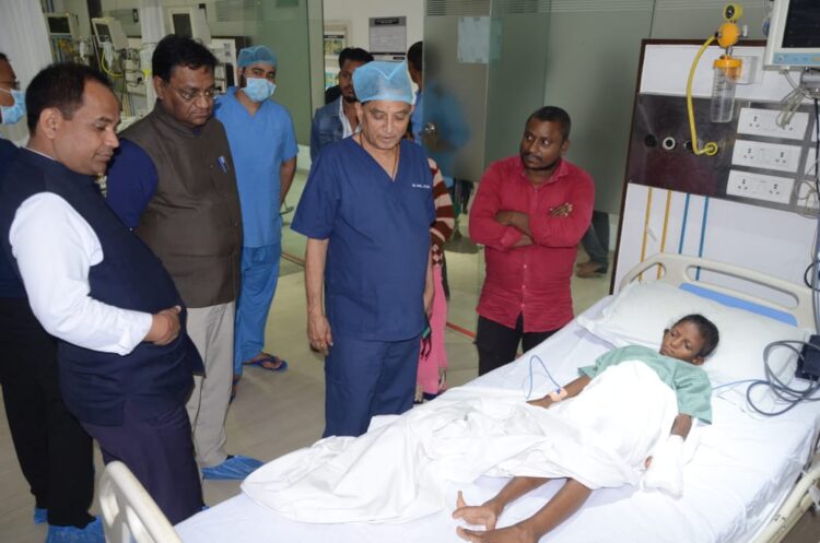 कलेक्टर डॉ.गौरव सिंह ने सर्जरी के पश्चात अस्पताल जाकर बच्चों से की मुलाकात