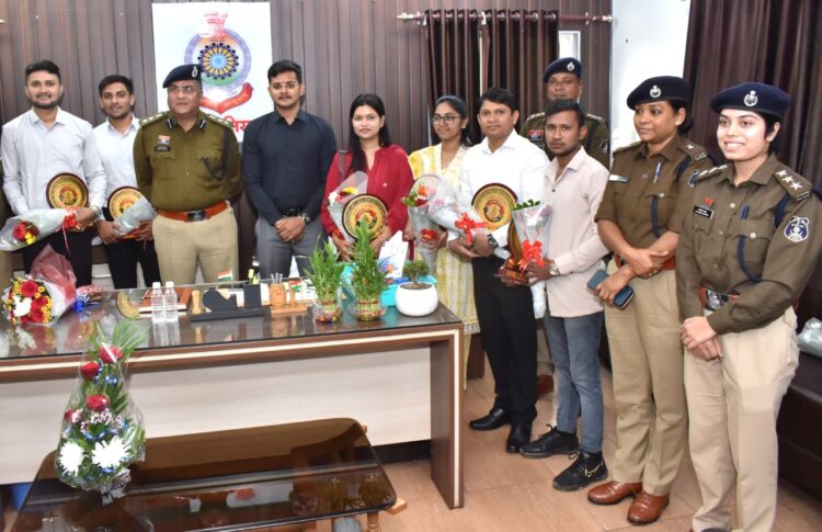 सीजी पीएससी के द्वारा चयनित अभ्यर्थियों का दुर्ग एसएसपी ने किया सम्मान