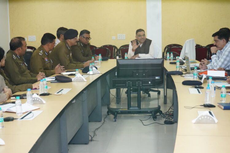 डीजी-आईजी सम्मेलन के सम्बन्ध में ADG गुप्तवार्ता अमित कुमार ने ली पुलिस अधिकारी की बैठक