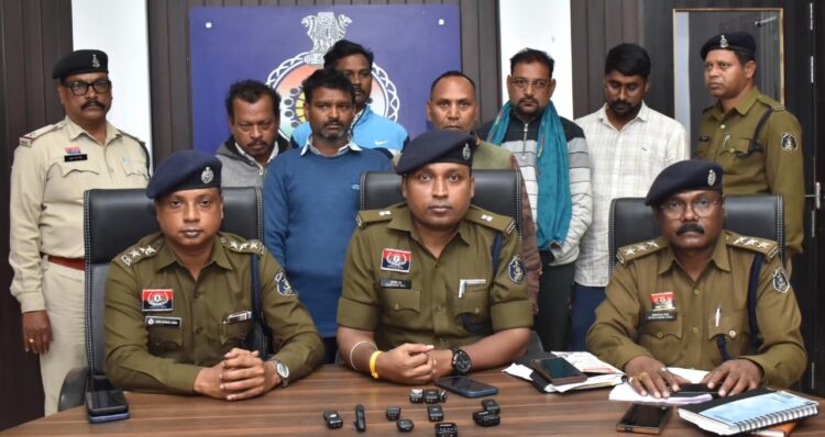 भुइयाँ पोर्टल के जरिए जमीनों से छेड़छाड़ कर बैंक से फर्जी तरीके से 30 लाख रुपए निकालने वाले आरोपी गिरफ्तार