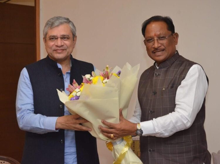 मुख्यमंत्री विष्णुदेव साय ने केंद्रीय रेल मंत्री अश्विनी वैष्णव से की सौजन्य मुलाकात