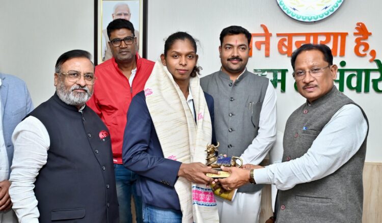 मुख्यमंत्री विष्णुदेव साय ने महिला कबड्डी विश्व कप की स्टार खिलाड़ी संजू देवी को दी बधाई