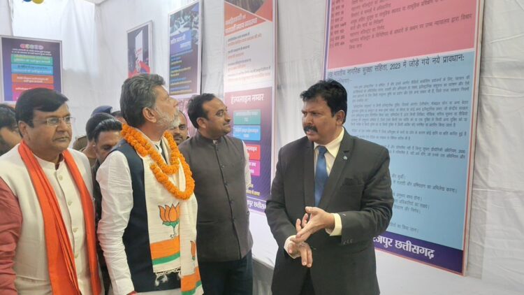 नए आपराधिक कानूनों की प्रदर्शनी का प्रदेश अध्यक्ष किरण सिंहदेव ने किया अवलोकन