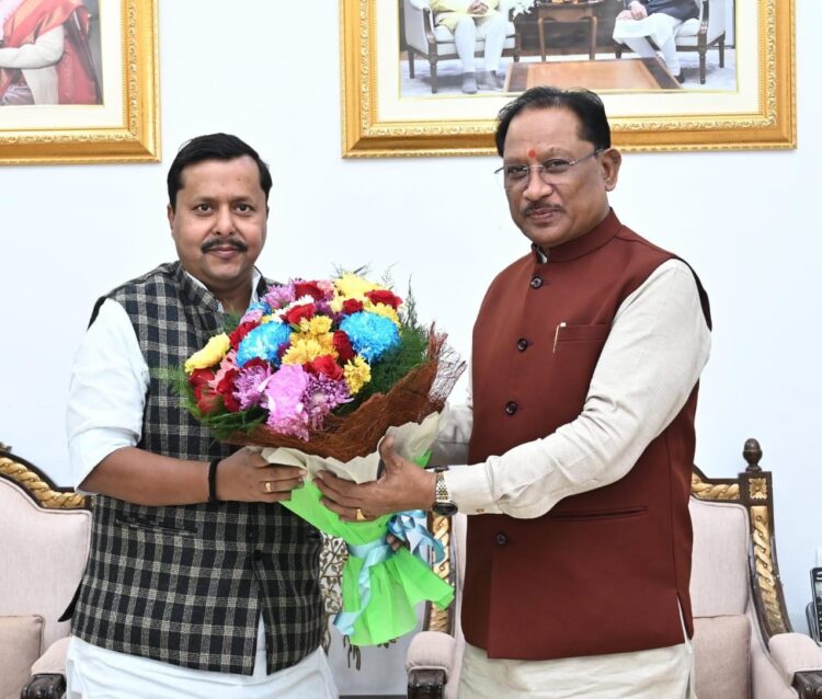 मुख्यमंत्री विष्णु देव साय से बिहार के पथ निर्माण मंत्री नितिन नवीन ने की सौजन्य मुलाकात