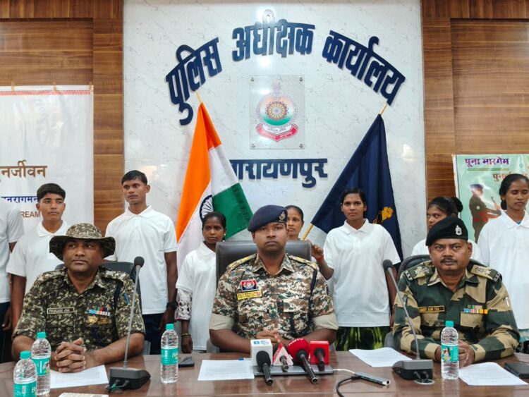 ₹37 लाख के ईनामी 05 महिला नक्सली सहित 11 नक्सलियों ने किया आत्मसमर्पण