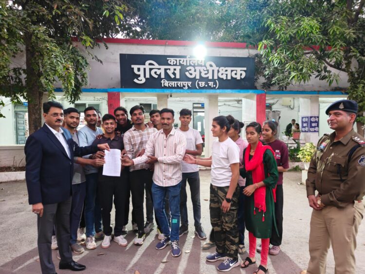 एसएसपी रजनेश सिंह ने आरक्षक भर्ती हेतु 17 चयनित अभ्यर्थियों को नियुक्ति पत्र जारी किया