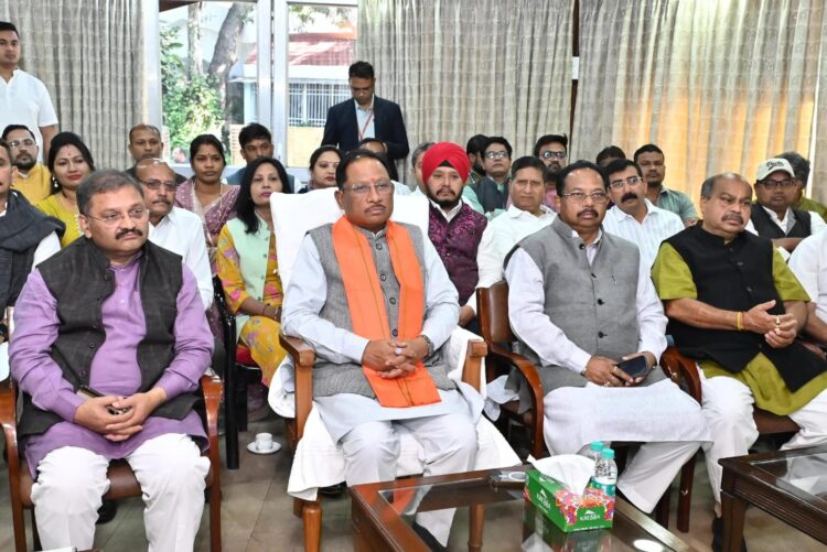 मुख्यमंत्री विष्णु देव साय ने जनप्रतिनिधियों संग ‘मन की बात’ कार्यक्रम की 129वीं कड़ी का श्रवण किया