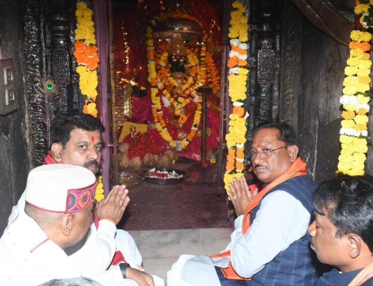 मुख्यमंत्री ने बस्तर की आराध्य देवी मां दंतेश्वरी की पूजा-अर्चना कर प्रदेशवासियों के सुख-समृद्धि और खुशहाली की कामना की