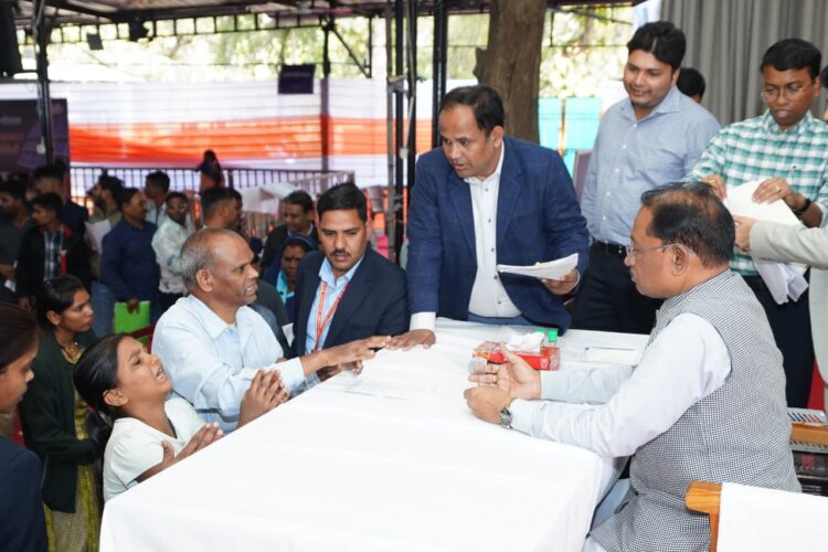 मुख्यमंत्री विष्णु देव साय के निर्देश पर लकवाग्रस्त महिला को जनदर्शन में तुरंत मंजूर हुए 5 लाख रुपए