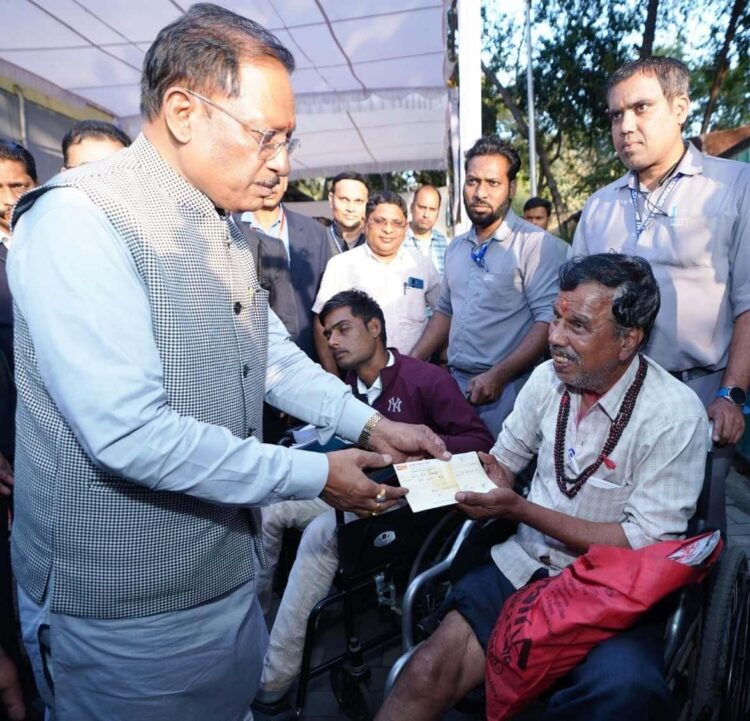 जनदर्शन में मुख्यमंत्री विष्णु देव साय ने मौके पर सुलझाईं कई समस्याएँ