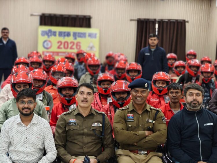 जोमेटो डिलवरी बॉय को किया गया हेलमेट वितरण, रैली निकालकर लोगों को हेलमेट पहनने दिया गया जागरूकता संदेश