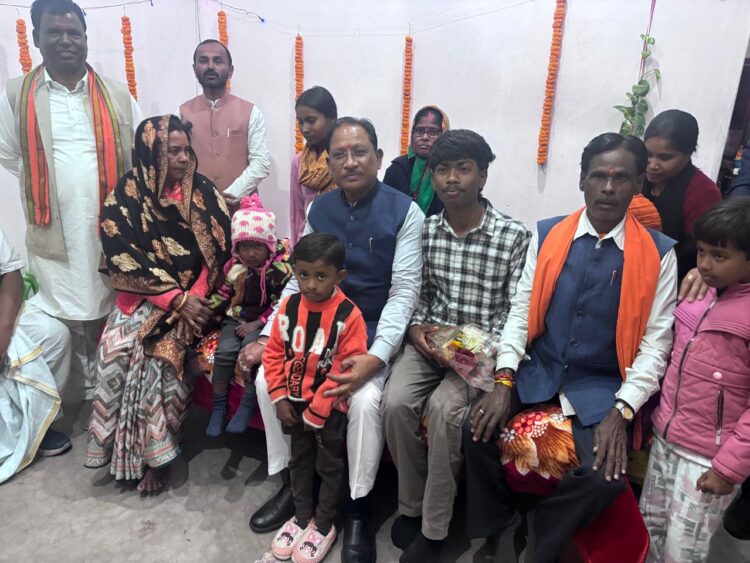 मुख्यमंत्री विष्णु देव साय ने प्रधानमंत्री आवास योजना के हितग्राही के घर पहुँचकर जाना ज़मीनी अनुभव