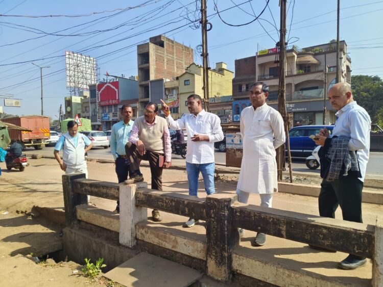 जल्द मिलेगा नया दादर रोड: महापौर, पार्षद और रेलवे अधिकारियों ने किया निरीक्षण