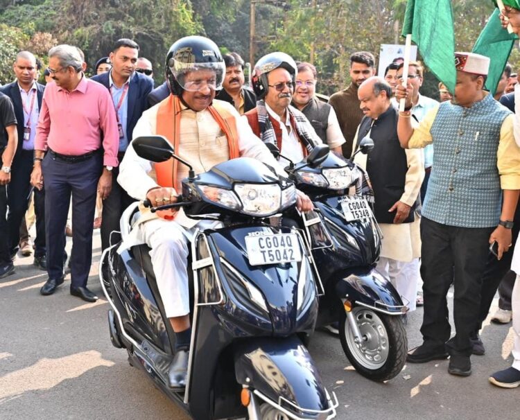 मुख्यमंत्री विष्णुदेव साय ने सड़क सुरक्षा का संदेश देते हुए स्वयं हेलमेट पहनकर चलाई स्कूटी