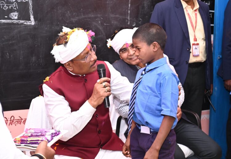 मुख्यमंत्री ने स्कूली बच्चों से किया संवाद, कहा- मन लगाकर करें पढ़ाई, खेलों पर भी दें ध्यान