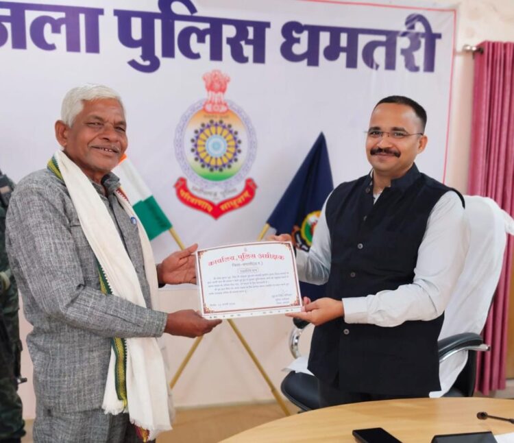 कुएं में कूदकर 7 लोगों की जिंदगी बचाने वाले जयंत ध्रुव को एसपी सूरज सिंह ने किया सम्मानित