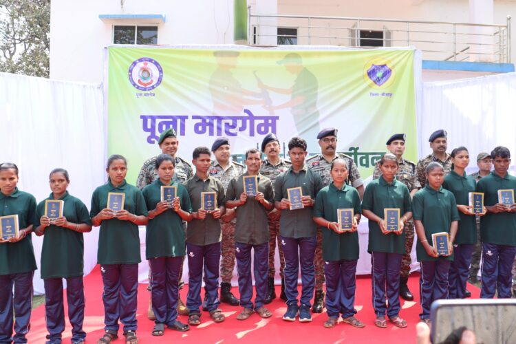54 लाख रुपए के ईनामी 12 नक्सलियों ने किया आत्मसमर्पण, 4 महिला नक्सली भी शामिल