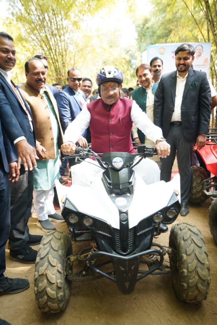 मुख्यमंत्री ने 10 रूपए की टिकट कटाकर मयाली नेचर कैंप में लिया एडवेंचर स्पोर्ट्स का आनंद