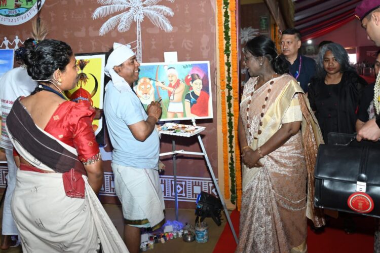 जनजातीय परंपराओं और संस्कृति पर आधारित भव्य प्रदर्शनी का राष्ट्रपति द्रौपदी मुर्मु ने किया अवलोकन