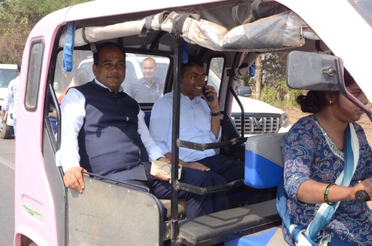 कलेक्टर डॉ.गौरव सिंह ने स्वयं पिंक ई-रिक्शा की सवारी और किया किराए का यूपीआई के माध्यम से ऑनलाईन भुगतान