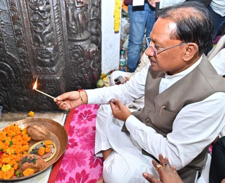 मुख्यमंत्री विष्णुदेव साय ने भगवान राजीव लोचन एवं कुलेश्वरनाथ महादेव मंदिर में की पूजा अर्चना