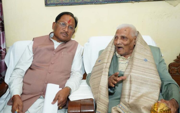 मुख्यमंत्री विष्णुदेव साय ने लोकतंत्र सेनानी से की मुलाकात