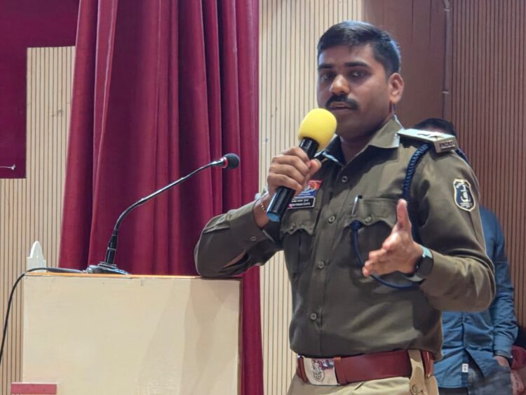 डीसीपी सेंट्रल जोन उमेश गुप्ता ने छात्र-छात्राओं को साइबर सुरक्षा और ट्रैफिक नियमों के प्रति किया जागरूक