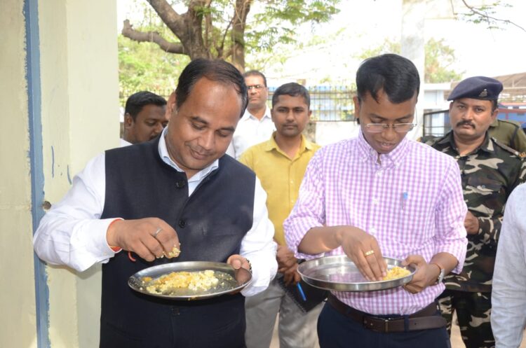 कलेक्टर- सीईओ पहुंचे स्कूल: लिया मध्यान्ह भोजन का स्वाद, जांची बच्चों की कॉपी