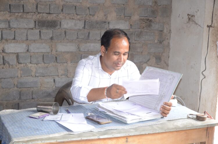 कलेक्टर डॉ.गौरव सिंह ने पीडीएस दुकान का किया औचक निरीक्षण, अनियमितता पाए जाने पर संचालक निलंबित