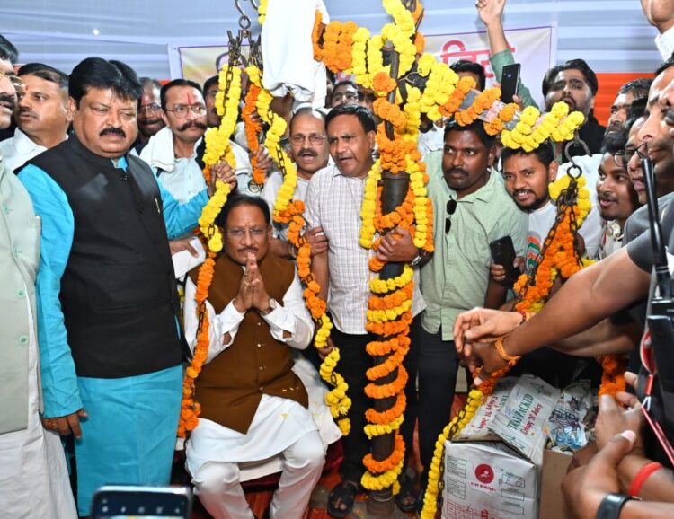 मुख्यमंत्री को मिलीं जन-जन की शुभकामनाएं, जन्मदिन पर मुख्यमंत्री निवास बना उल्लास का केंद्र