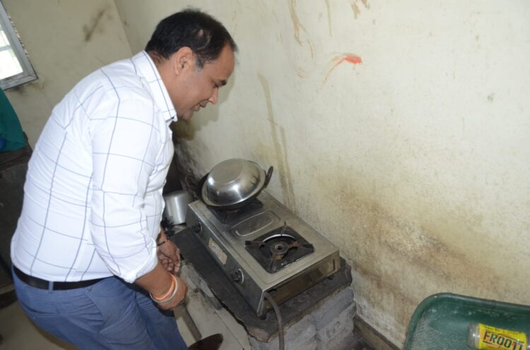 कलेक्टर डॉ.गौरव सिंह पहुंचे आंगनबाड़ी केंद्र मिला बंद: सीडीपीओ, सुपरवाइजर, आंगनबाड़ी कार्यकर्ता एवं सहायिका को नोटिस जारी