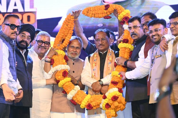 बजट में अधिकारियों-कर्मचारियों के लिए कैशलैस चिकित्सा सुविधा की घोषणा पर जताया मुख्यमंत्री का आभार