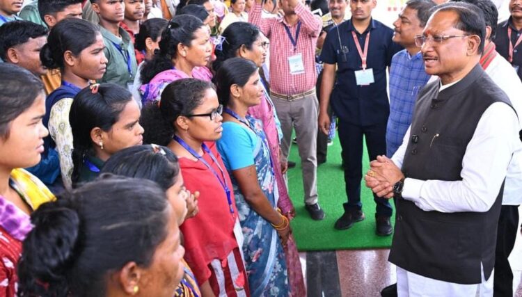 मुख्यधारा की ओर लौटता विश्वास, 140 आत्मसमर्पित नक्सलियों ने मुख्यमंत्री विष्णुदेव साय से की मुलाकात