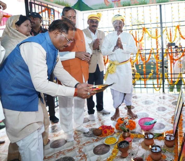 मुख्यमंत्री विष्णुदेव साय ने बड़ादेव की पूजा कर प्रदेशवासियों की सुख-समृद्धि की कामना की
