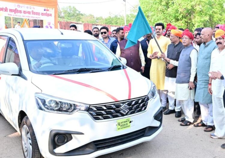 मुख्यमंत्री विष्णुदेव साय ने 4 शासकीय वाहनों को दिखाई हरी झंडी, राजस्व विभाग को मिले नए वाहन