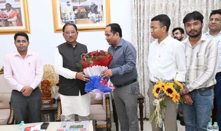 कलेक्टर डॉ. गौरव सिंह ने मुख्यमंत्री को कुंवरगढ़ महोत्सव में शामिल होने का दिया आमंत्रण