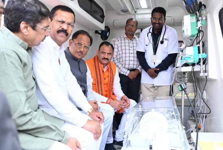 प्रदेश की लाइफलाइन हुई सशक्त, मुख्यमंत्री विष्णुदेव साय ने 370 नई एम्बुलेंस को दिखाई हरी झंडी