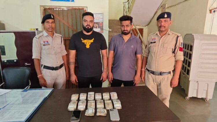 खेत में जुआ खेलते दो आरोपी गिरफ्तार: नगद 6.34 लाख रुपए सहित मर्सिडीज कार, आईफ़ोन जप्त