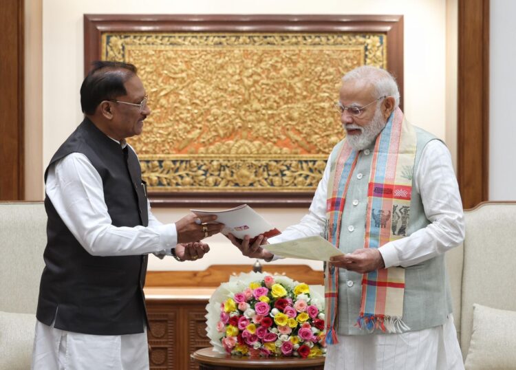 बस्तर 2.0 की शुरुआत: मुख्यमंत्री विष्णुदेव साय ने पीएम मोदी को दिया आमंत्रण, विकास का ब्लूप्रिंट सौंपा