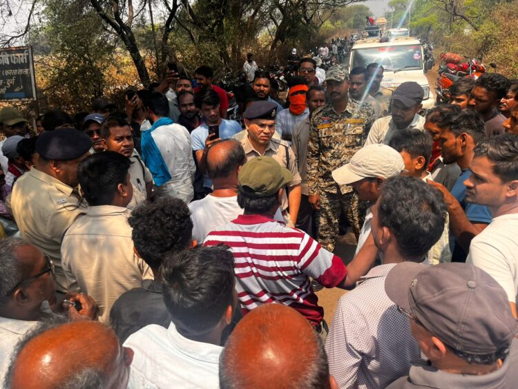 रसोई गैस ना मिलने से आक्रोशित हुए उपभोक्ता, शताक्षी गैस एजेंसी के गोडाउन पहुंचकर रोड किया जाम
