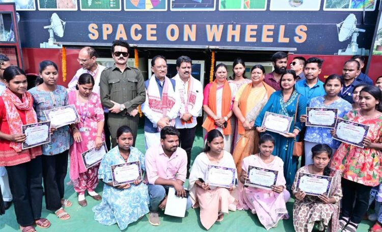 मुख्यमंत्री विष्णुदेव साय ने किया “स्पेस ऑन व्हील्स” का अवलोकन, बच्चों की वैज्ञानिक समझ की सराहना की