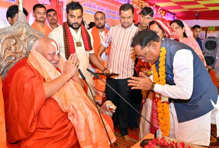 तेंदुवा धाम में श्रीराम कथा का भव्य शुभारंभ, मुख्यमंत्री विष्णु देव साय ने लिया संतों का आशीर्वाद