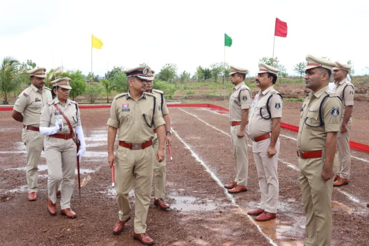 IG अभिषेक शांडिल्य ने बालोद पुलिस का वार्षिक निरीक्षण कर रक्षित केन्द्र परिसर में किया वृक्षारोपण